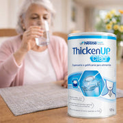 idosa bebendo agua com espessante thicken up clear
