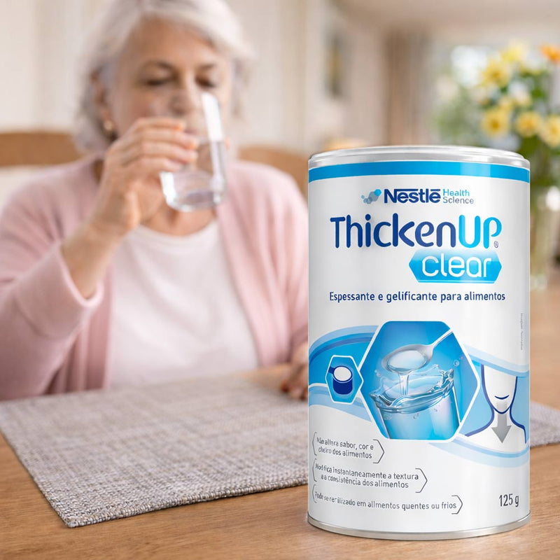 idosa bebendo agua com espessante thicken up clear